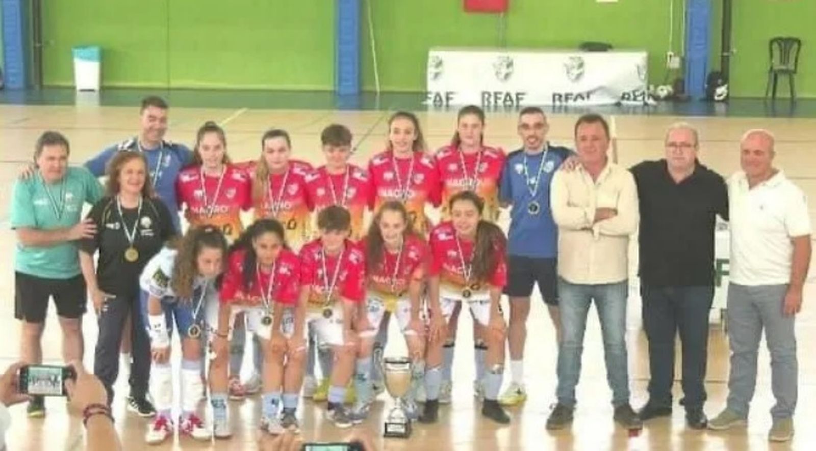 El conjunto ejidense posa con el cetro andaluz