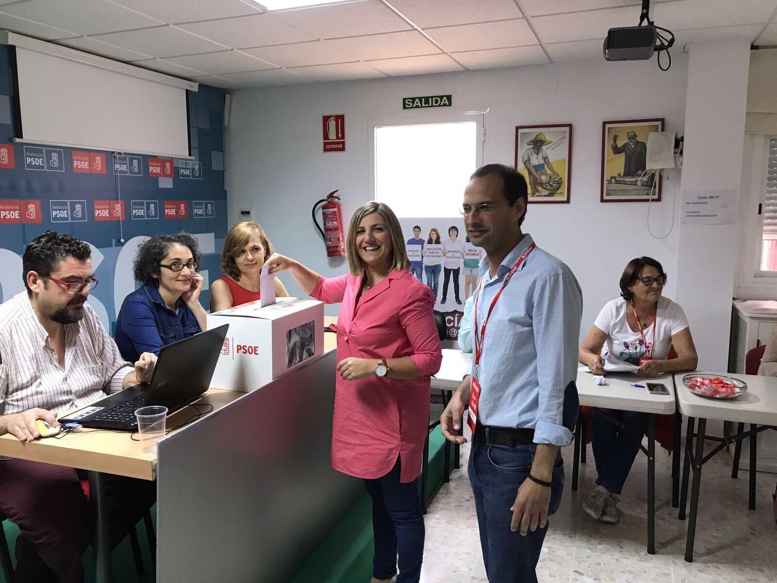 La secretaria provincial del PSOE, Irene García, votando el domingo en la sede del PSOE de Sanlúcar acompañada por el alcalde de esta ciudad, Víctor Mora.