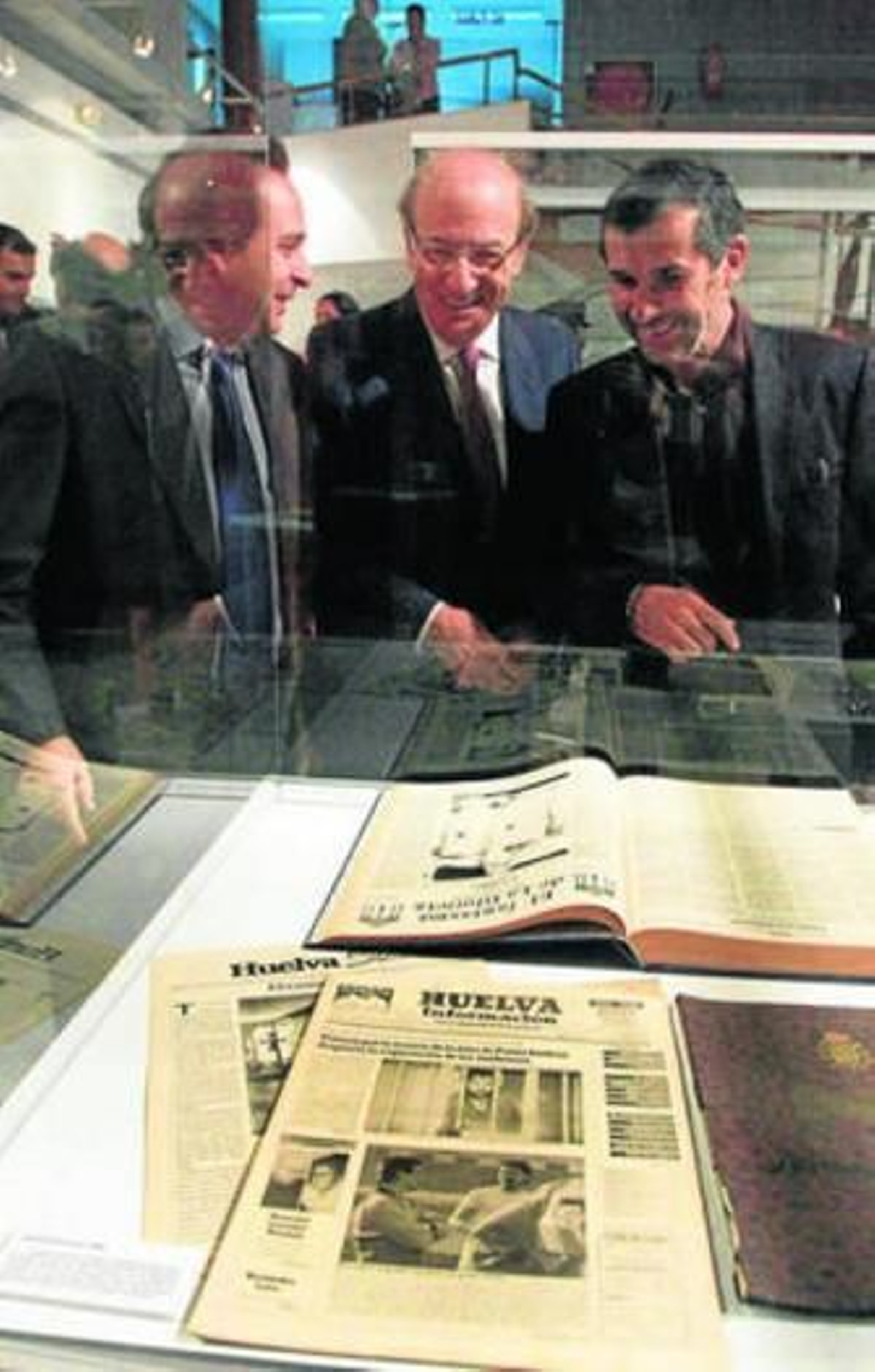 Remesal, Rodríguez y Terán, ante un ejemplar de 'Huelva Información'.
