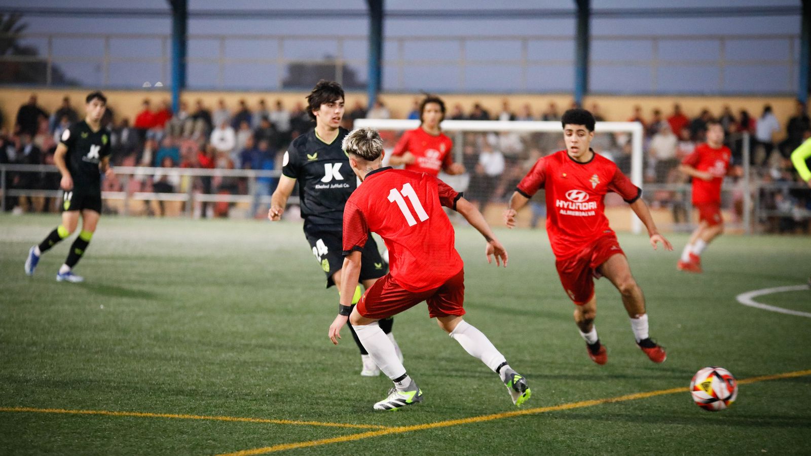 Fernando Sastre da un pase ante la presión de los cañaeros Antonio Morales y Saif.