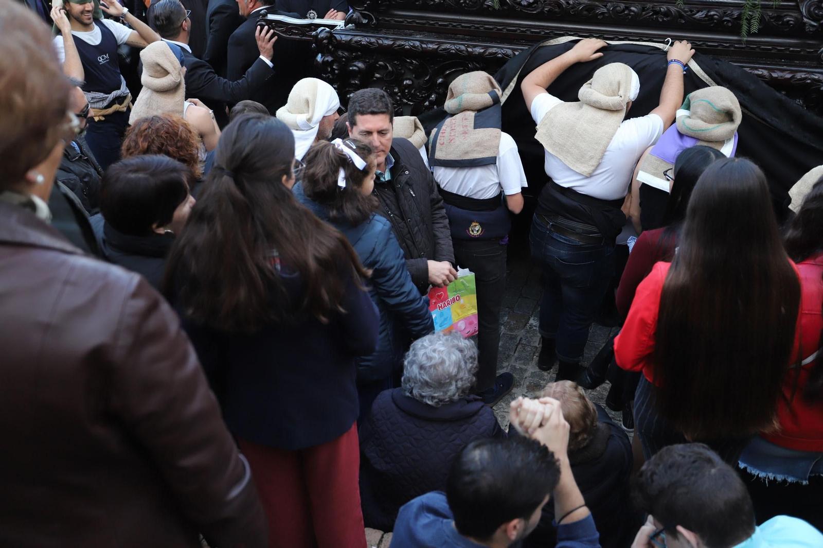 Imágenes de la procesión del Descendimiento por las  calles de Huelva