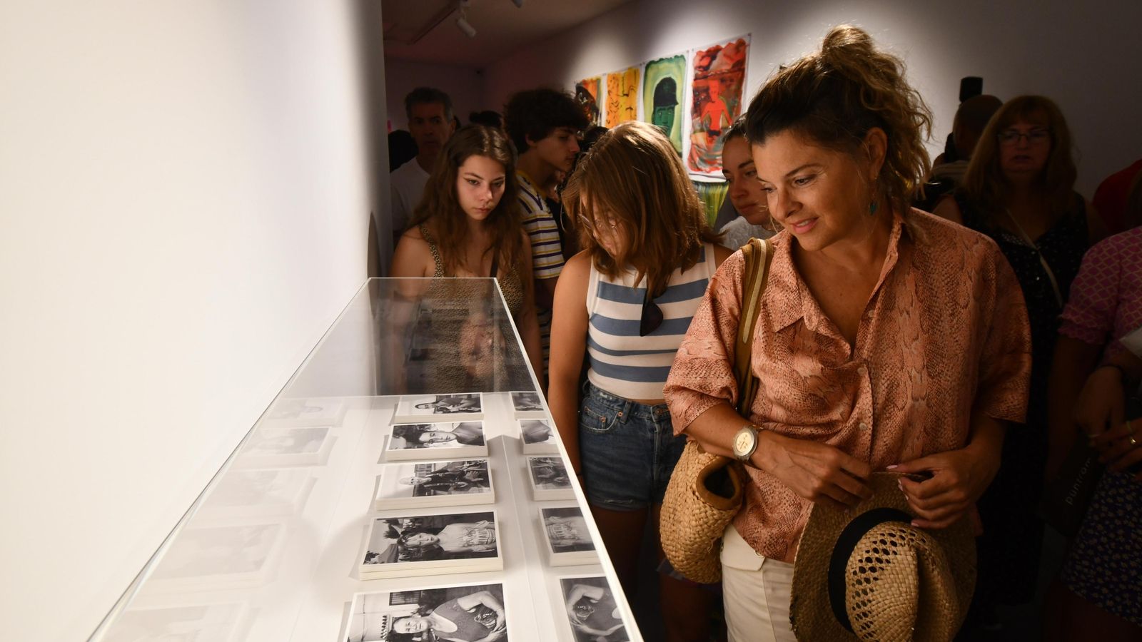 Visitantes en el museo de arte contemporáneo. Visitantes en el museo de arte contemporáneo.