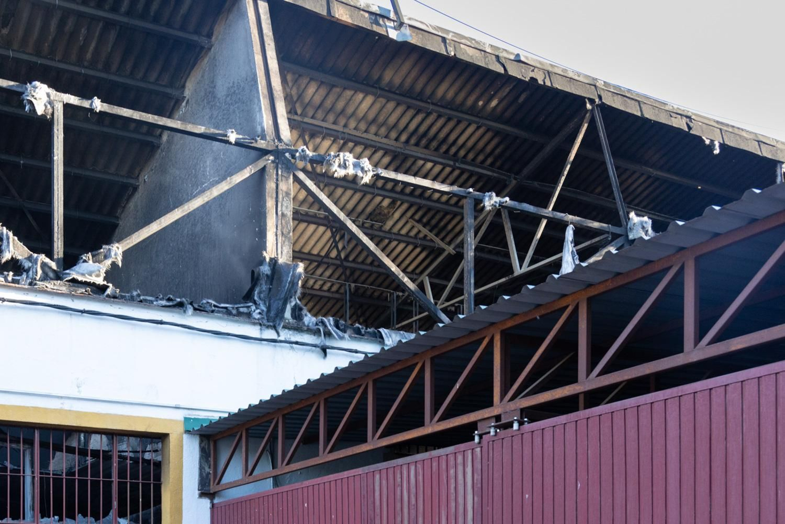 Los talleres de la SAFA de Andújar quedan arrasados por el fuego.
