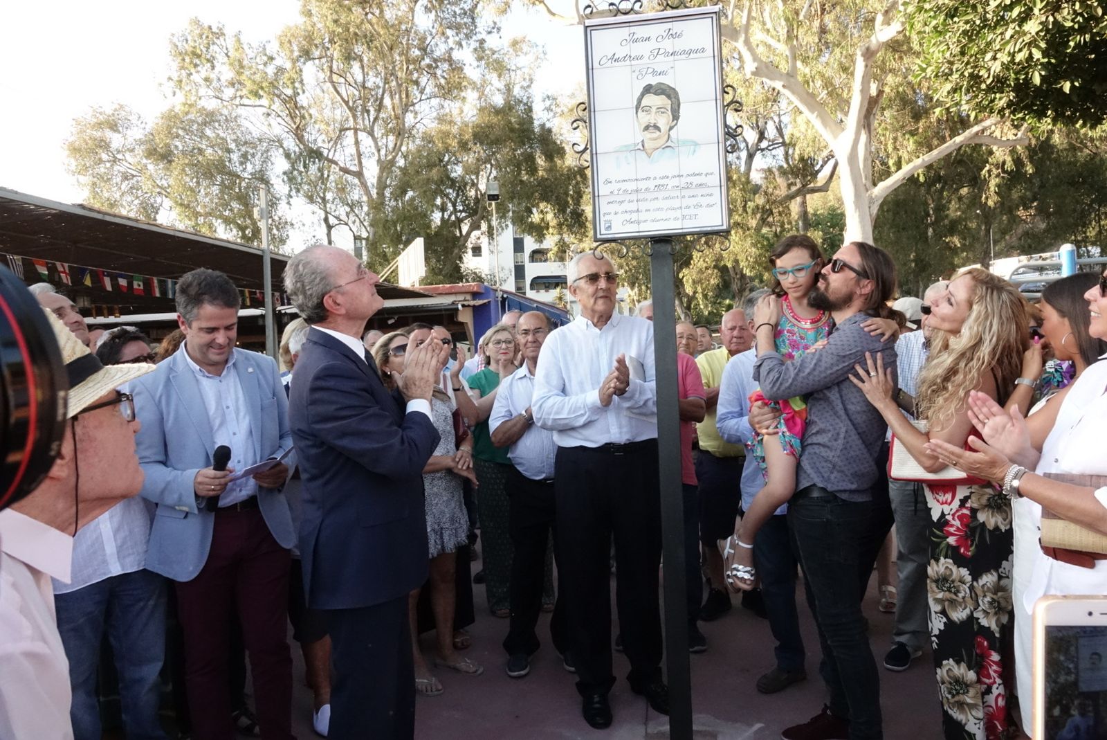 De la Torre descubre la placa en la playa de El Dedo.