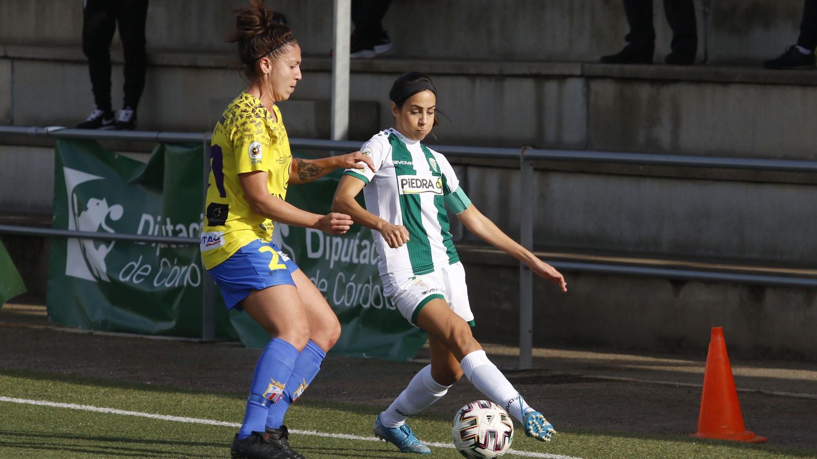 María Avilés intenta controlar el balón ante la presión de Cora.
