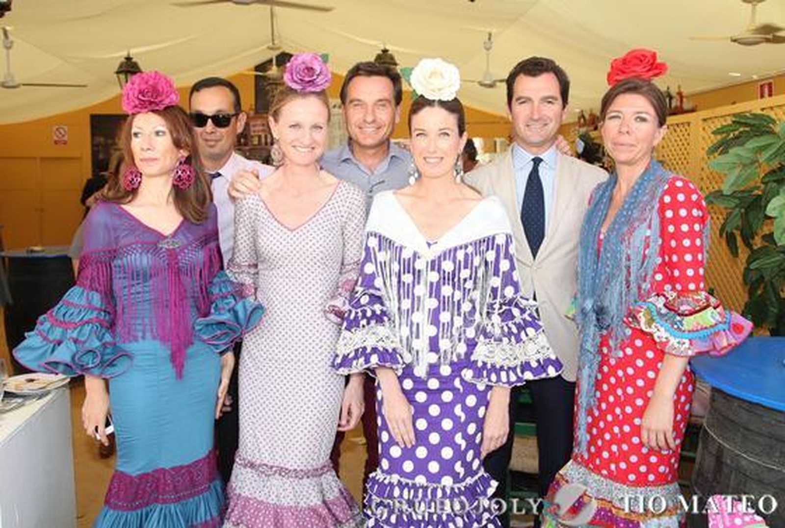 Lorena Garrán, Rebeca Arbesu, Leonor Caballero, María del Mar Núñez, Carlos Lacave, Guillermo Cervera y Federico Joly, en la caseta de Diario de Jerez.

Foto: Vanesa Lobo
