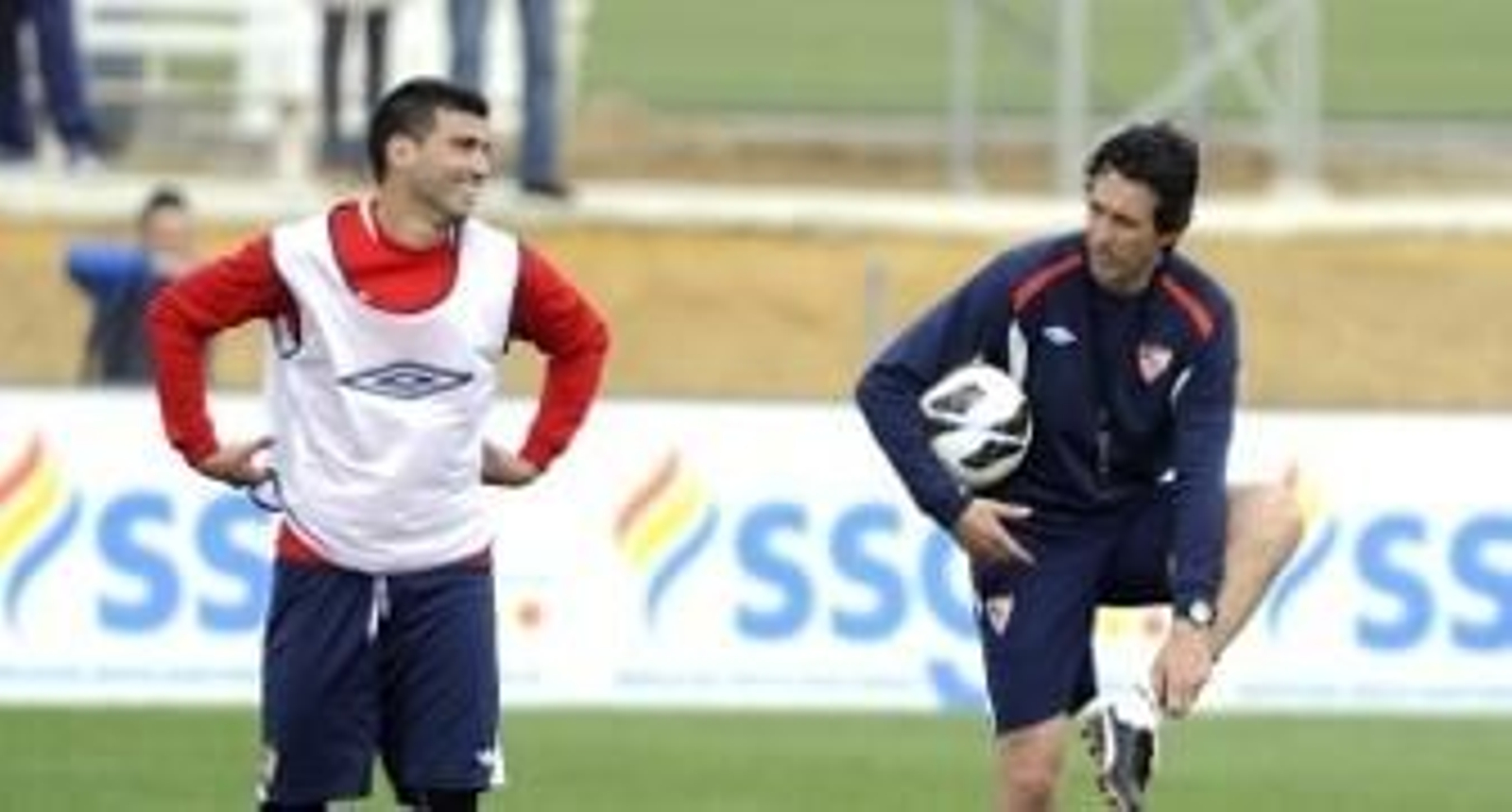 Reyes bromea con Emery mientras se coloca un peto en la ciudad deportiva. / Antonio Pizarro