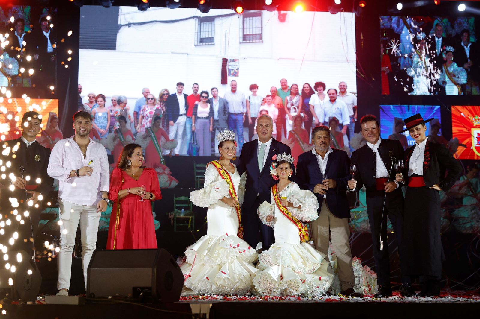 Foto de familia tras el acto en la Plaza de las Consttituciones.