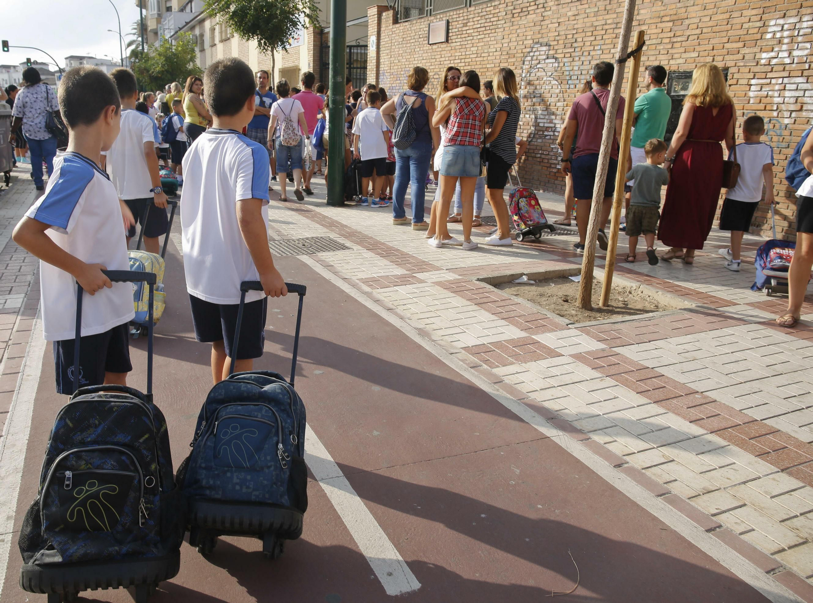 Unos niños se dirigen a su centro escolar.