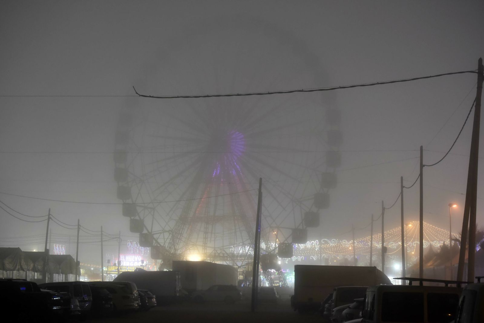 La noria, cubierta por la niebla