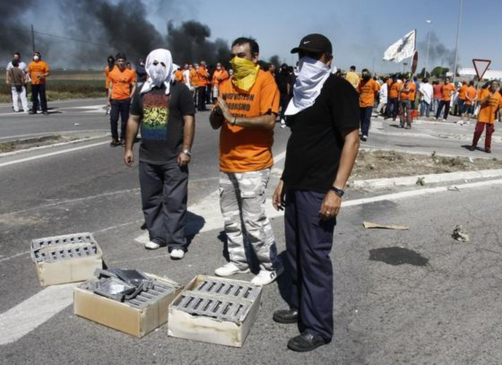 Nueva protesta de los trabajadores de Visteon, que cortan la carretera de Sanlúcar a su paso por la fábrica. 

Foto: A. Mora