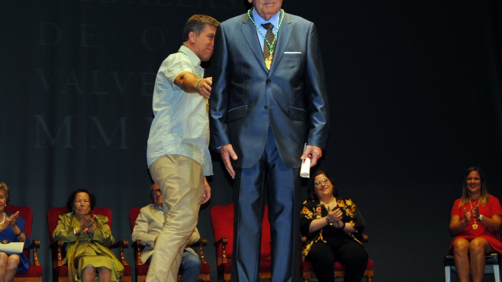 Momento de la recogida de la presea dorada por su trabajo altruista en la Fuente de Saba