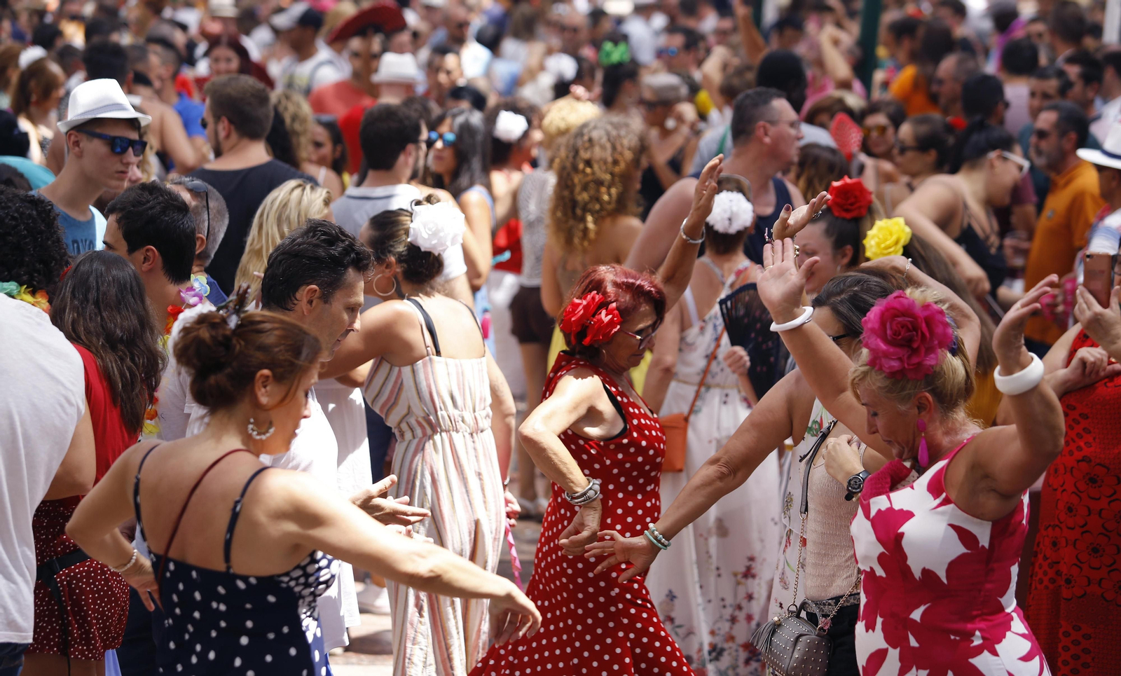 Feriantes bailan en la calle Larios. Feriantes bailan en la calle Larios.