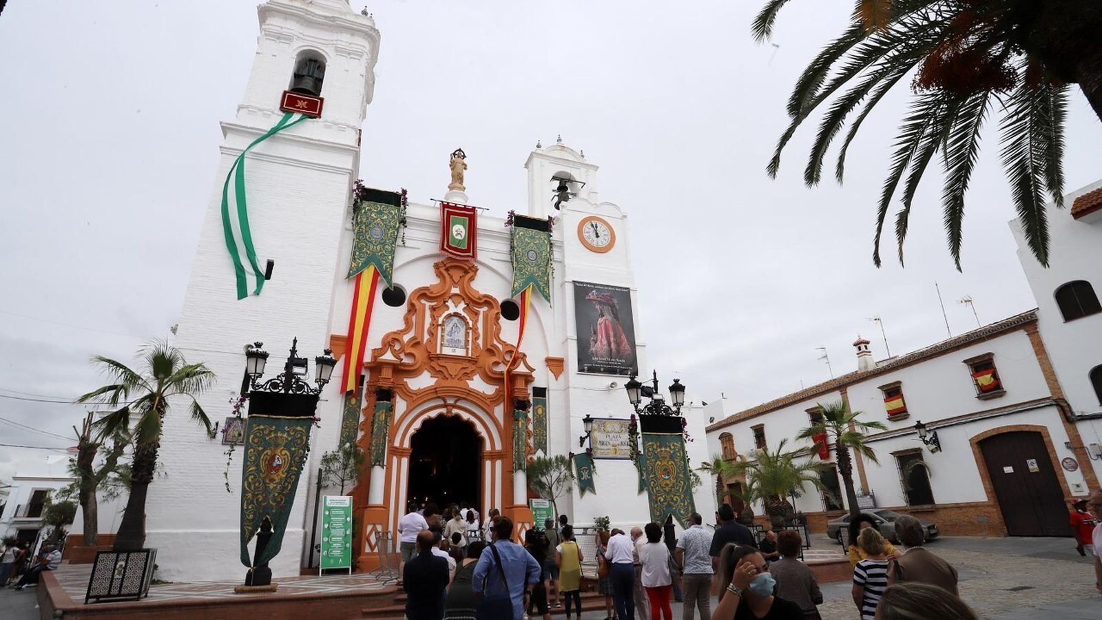 Largas colas a las puertas de la parroquia de Almonte.