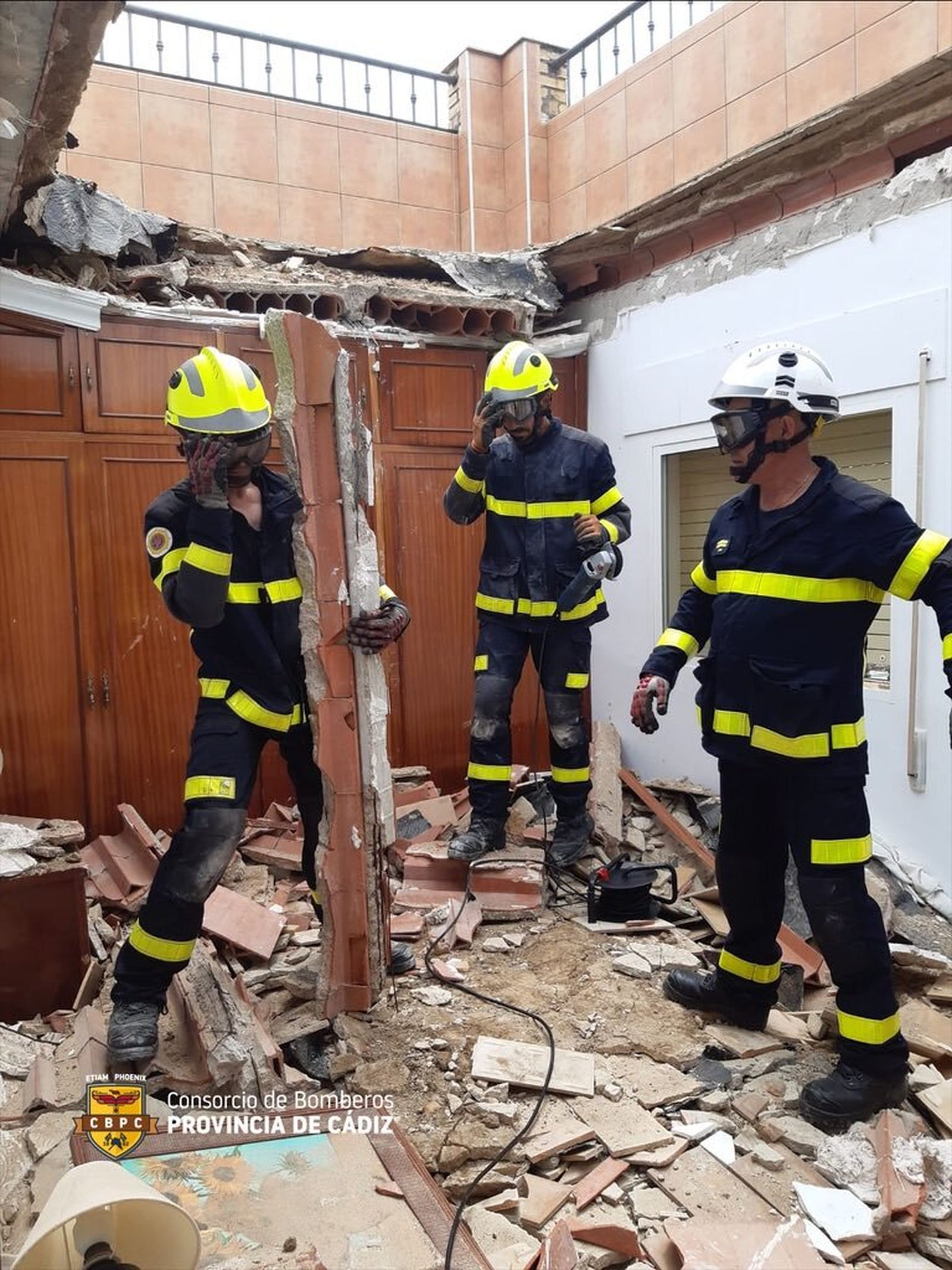 Bomberos trabajando en la vivienda de San Fernando tras desplomarse el techo.