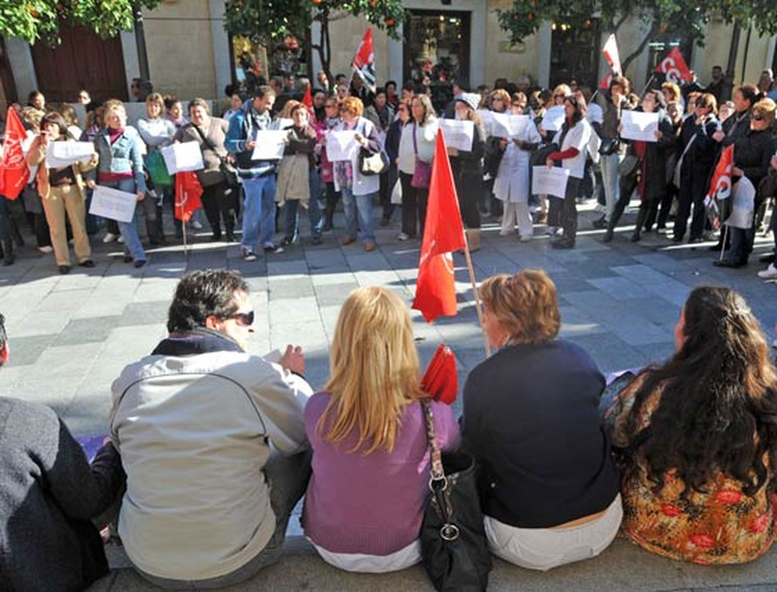 La Policía Local frena el intento de las trabajadoras de Acasa y Limasa de tomar el Consistorio si bien lograron ocupar la sede del grupo municipal del PSOE más tarde

Foto: Manuel Aranda