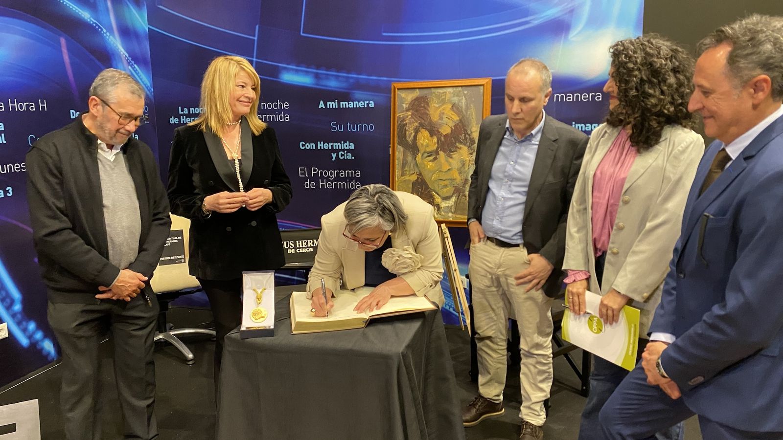 Firma del libro de honor del Colegio de Periodistas de Andalucía.