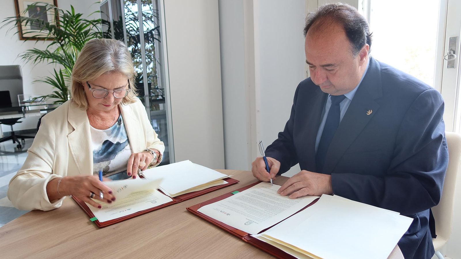 El rector y la delegada territorial de Justicia, Ana Bertón, firman el convenio.
