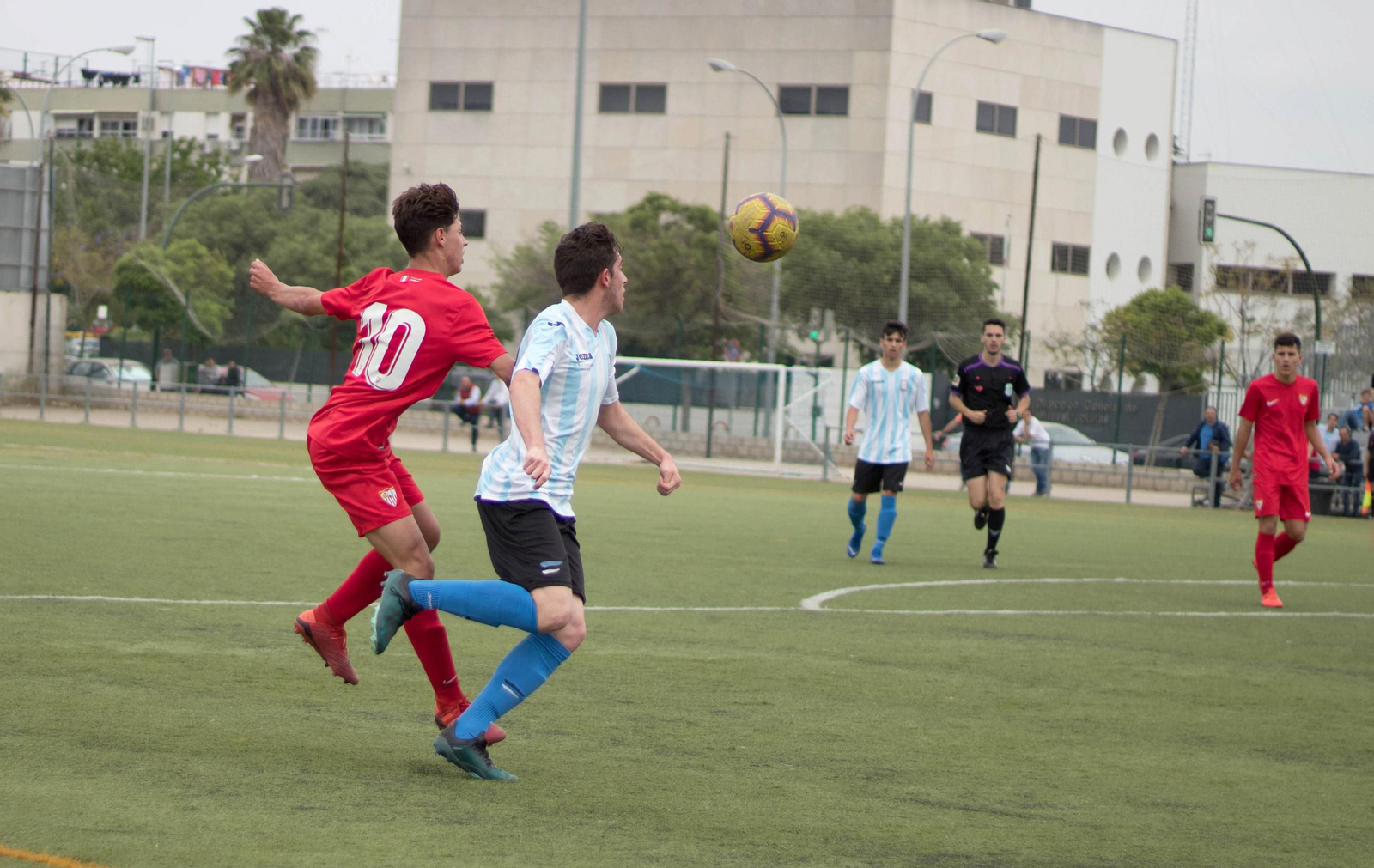 Un jugador del Don Bosco se anticipa a un rival del Sevilla. Un jugador del Don Bosco se anticipa a un rival del Sevilla.