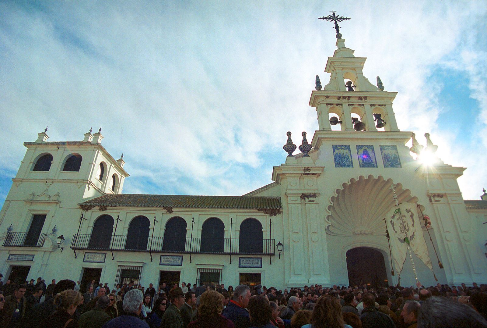 El Simpecado de Triana llega al santuario de la Virgen del Rocío.