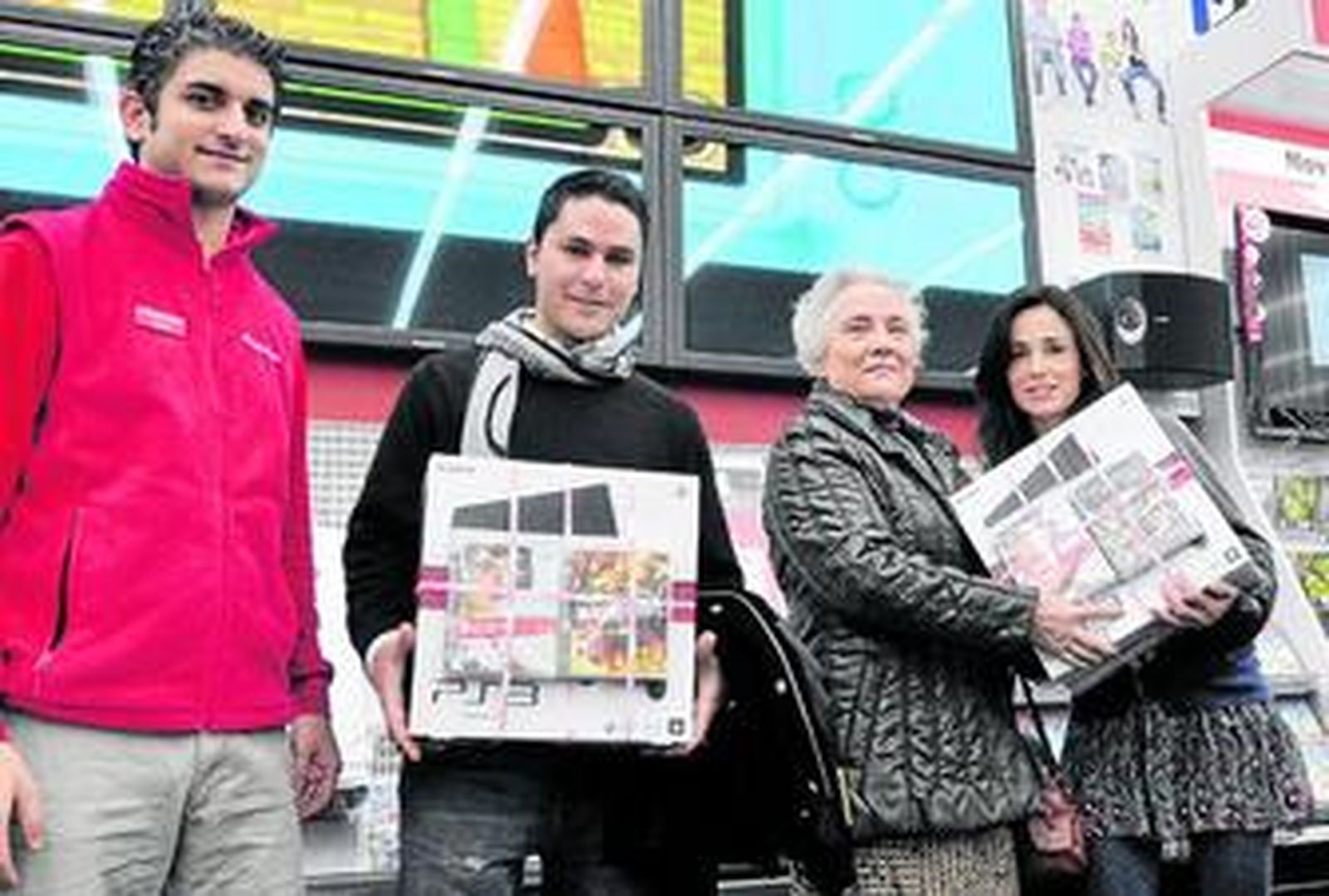 Mario Calderón y Lole Silva, flanqueados por Ángel Jara (Media Markt) e Isabel Aguilar (Diario de Sevilla).