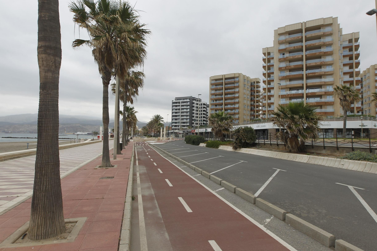 Fotogalería 'Almería, desierta en sábado'. Coronavirus-COVID-19