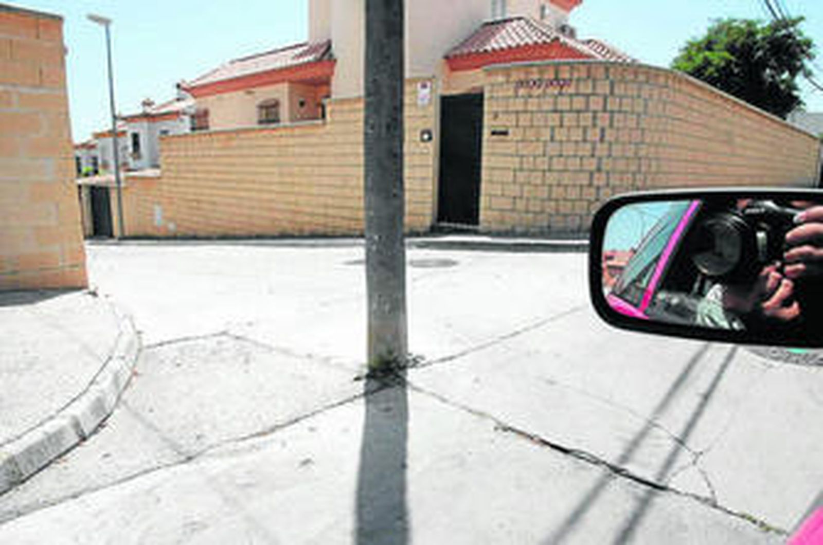 Imagen captada ayer del poste en medio de la calzada en la calle Cabo Cope de El Rinconcillo.