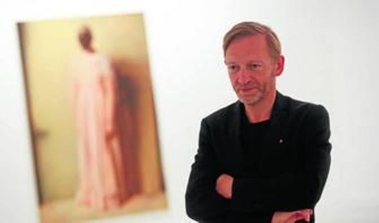 Michaël Borremans, ayer, en el CAC Málaga, junto a 'The angel' (2013).