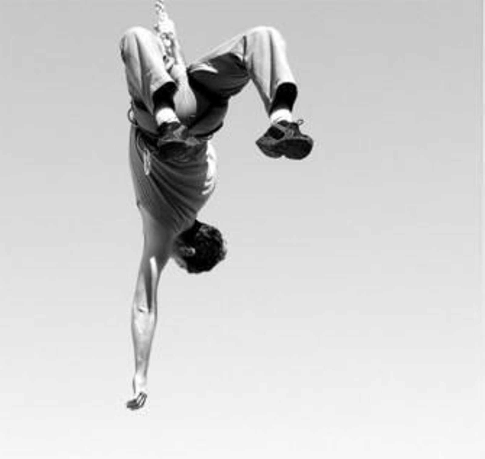 Uno de los bailarines de R.E.A. Danza, ayer, en un momento de la escenificación de 'Instrucciones de uso'.