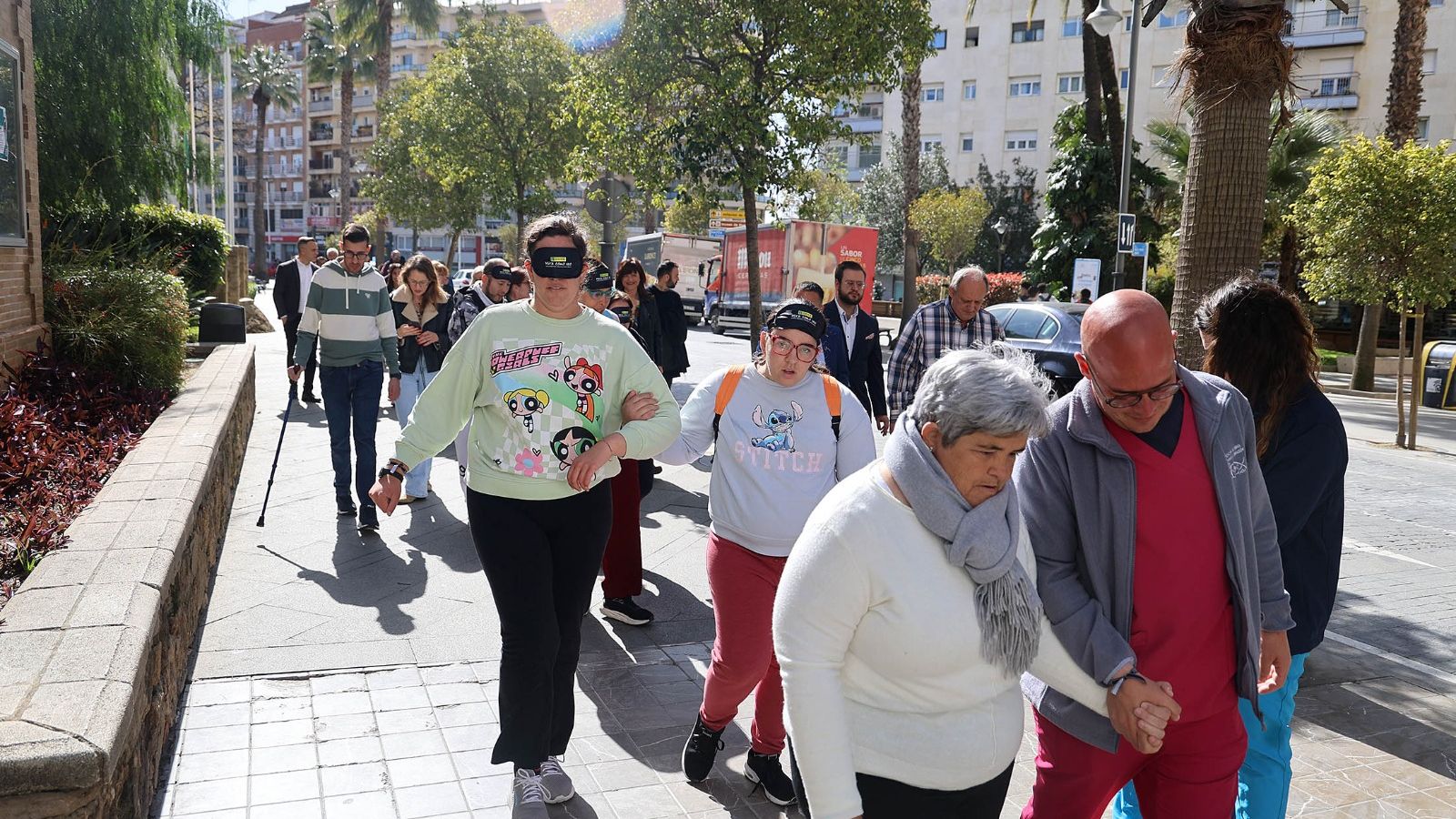 'Paseo a ciegas' por parte de los afiliados desde la sede de la Once hasta el Ayuntamiento.