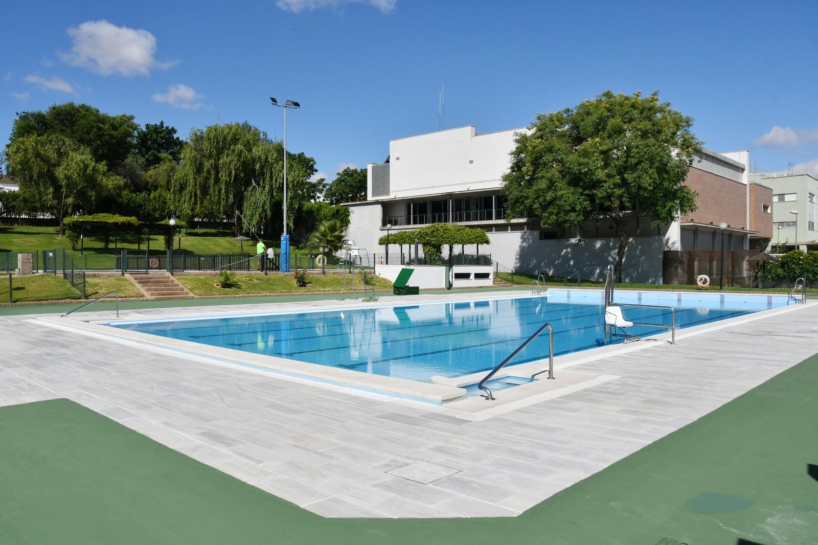 Instalaciones de la piscina municipal de Tomares.