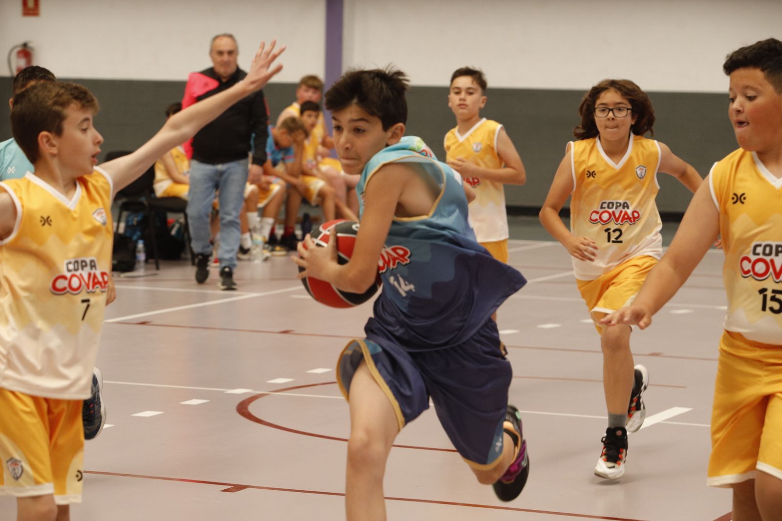 Lance de un partido de baloncesto de la Copa Covap.