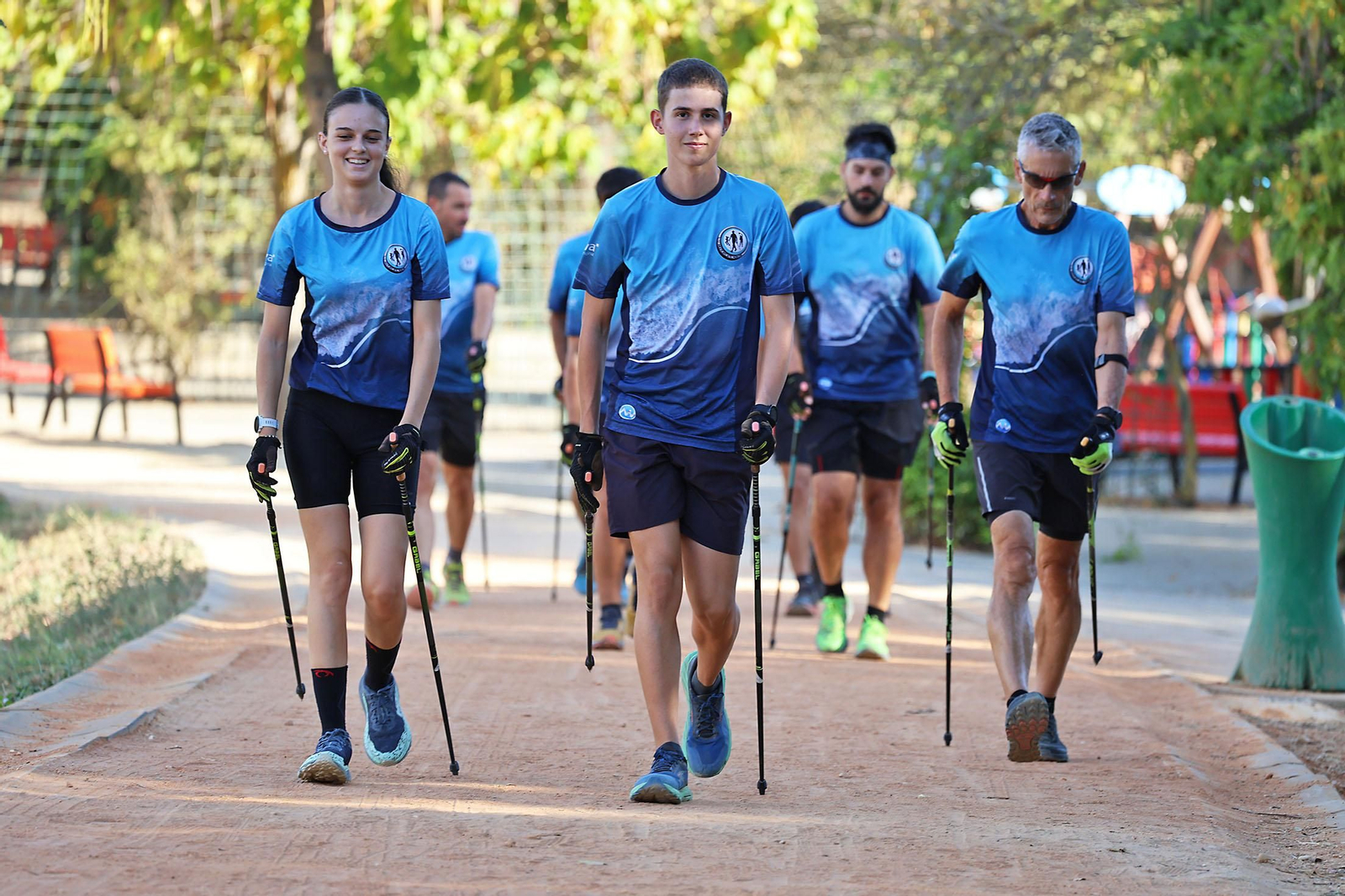 Imágenes de un entrenamiento de marcha nórdica del CD Multideportes