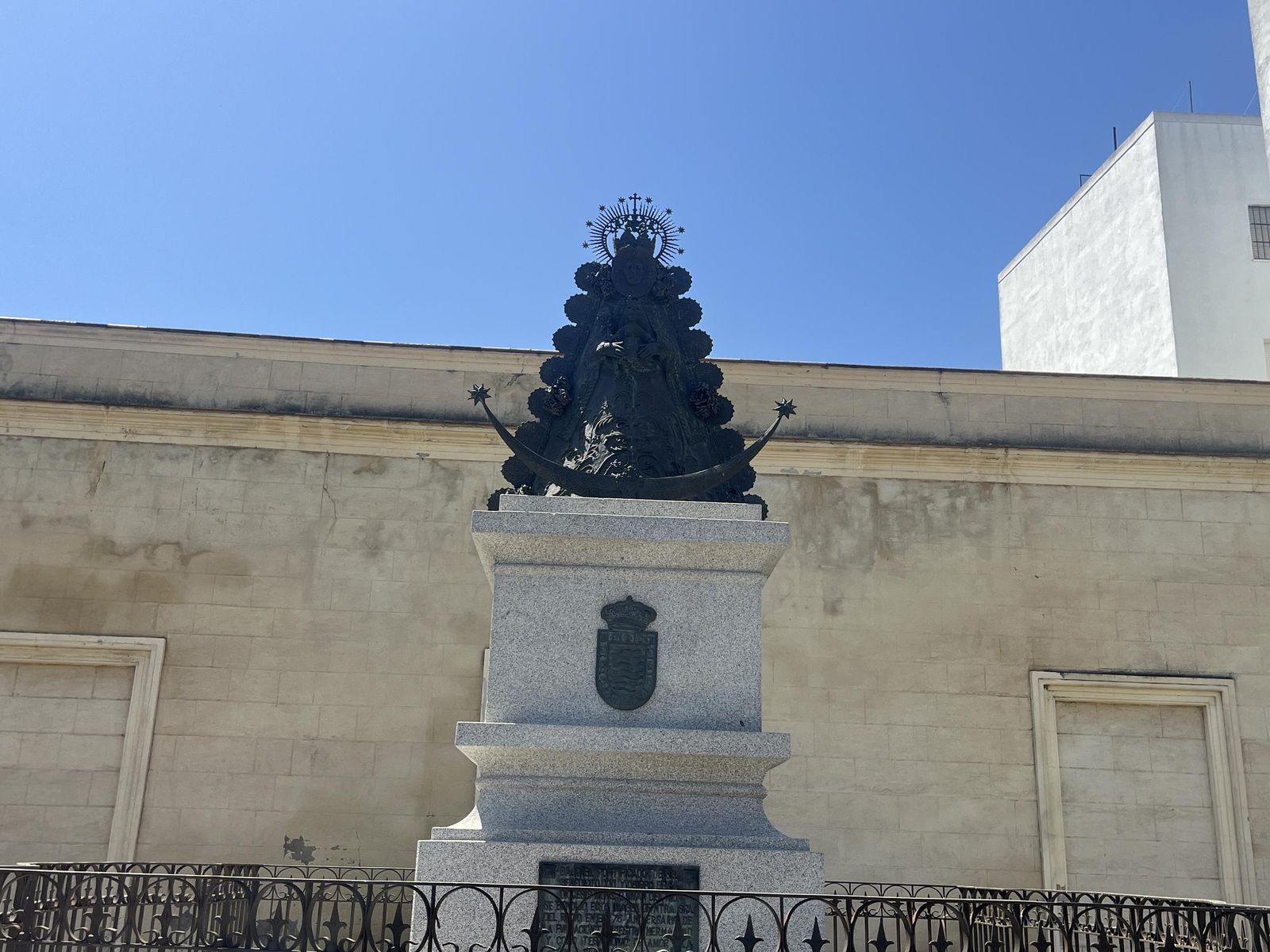 La escutura de la Virgen del Rocío ya luce de nuevo en la Plaza Aladro.