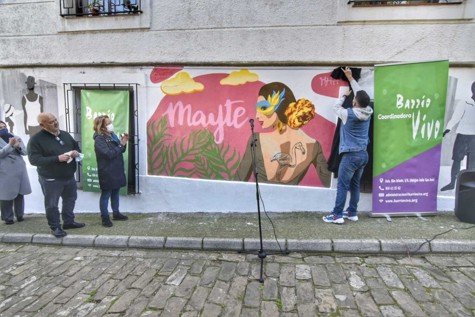 El momento de descubrir el mural en Barrio vivo.