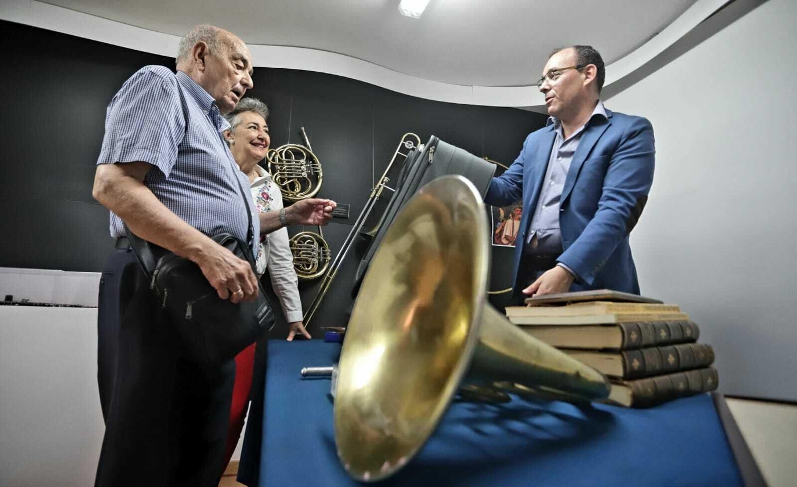 Justo Sansalvador Piné, hijo del músico militar Justo Sansalvador, entrega la donación.