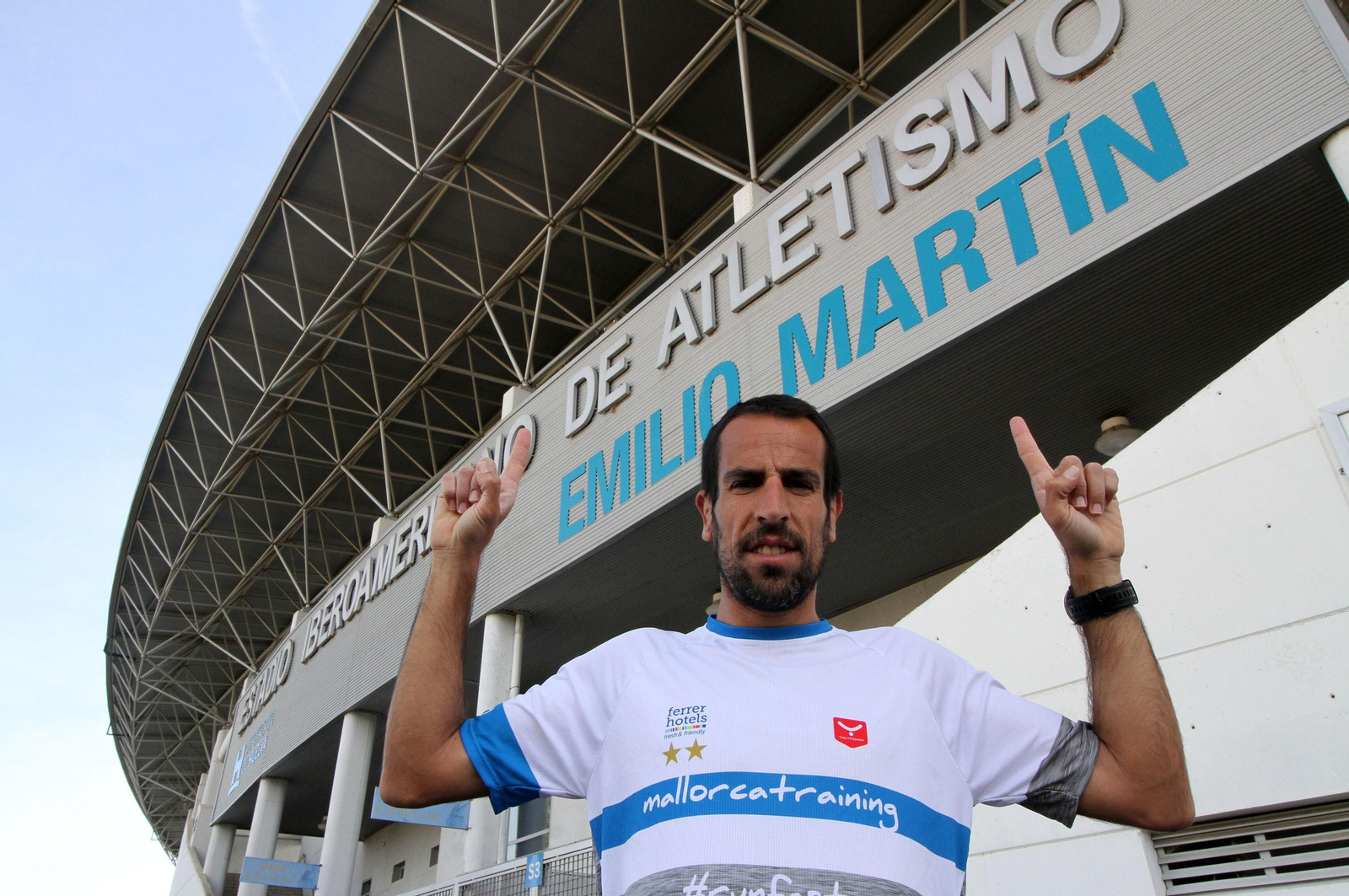 Emilio Martín, en el estadio Iberoamericano de Atletismo al que da nombre.