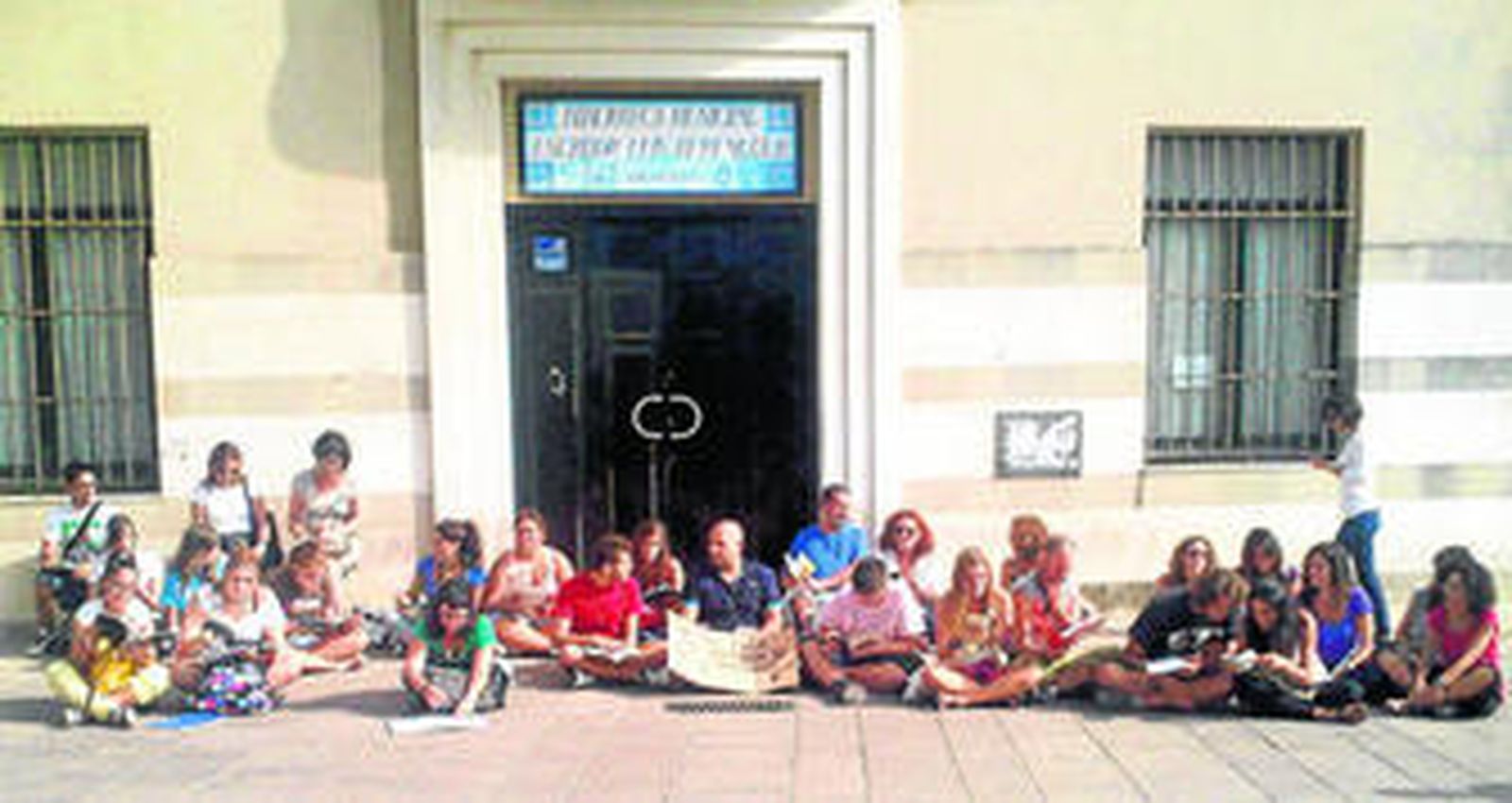 El grupo de estudiantes, concentrado, en la puerta de la biblioteca los pasados días.