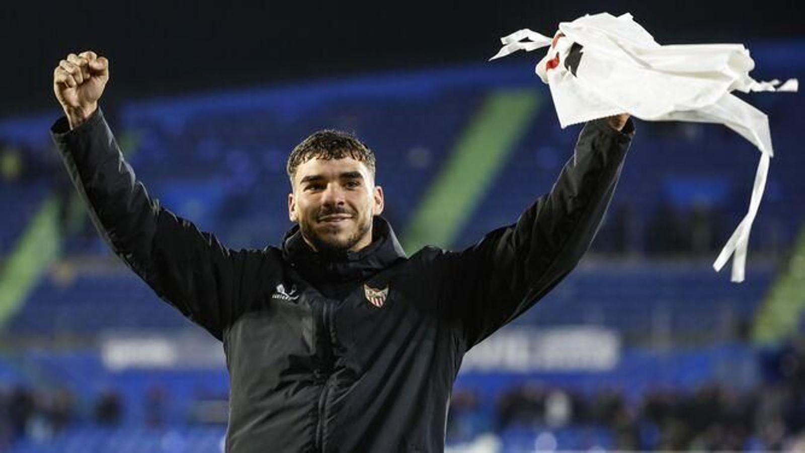 Isaac celebra la clasificación con sus aficionados al final del partido.