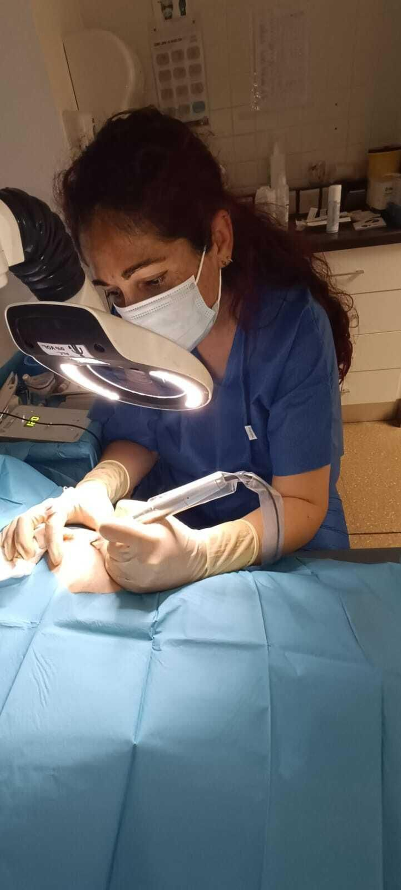 Intervención de Cristina Sola, la enfermera especializada del Hospital Universitario Torrecárdenas, para dibujar pezón y areola a una paciente.