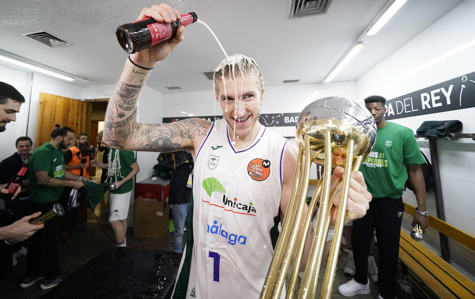 Dylan Osetkowski celebra el título.