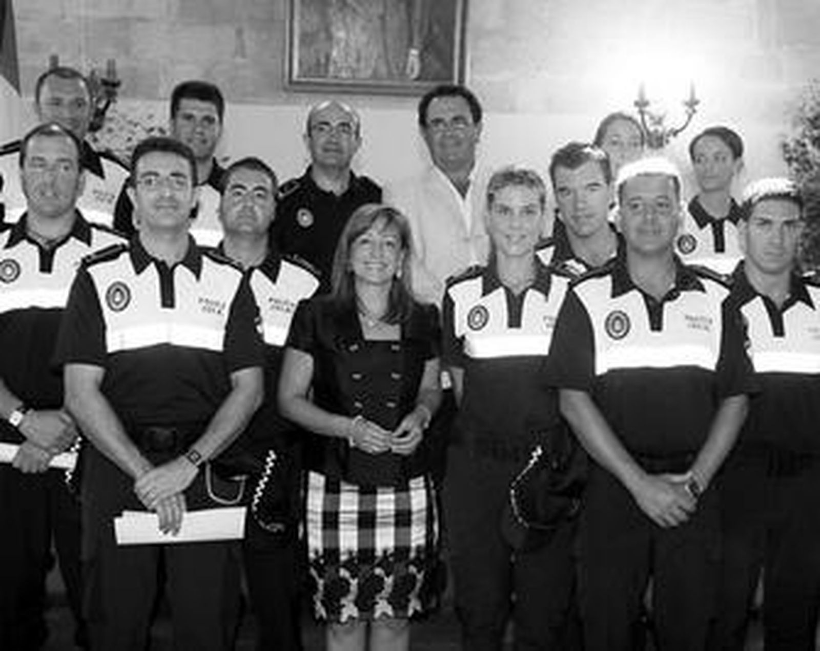 Retrospectiva de la alcaldesa posando con los agentes que accedieron a la Policía Local en julio pasado.