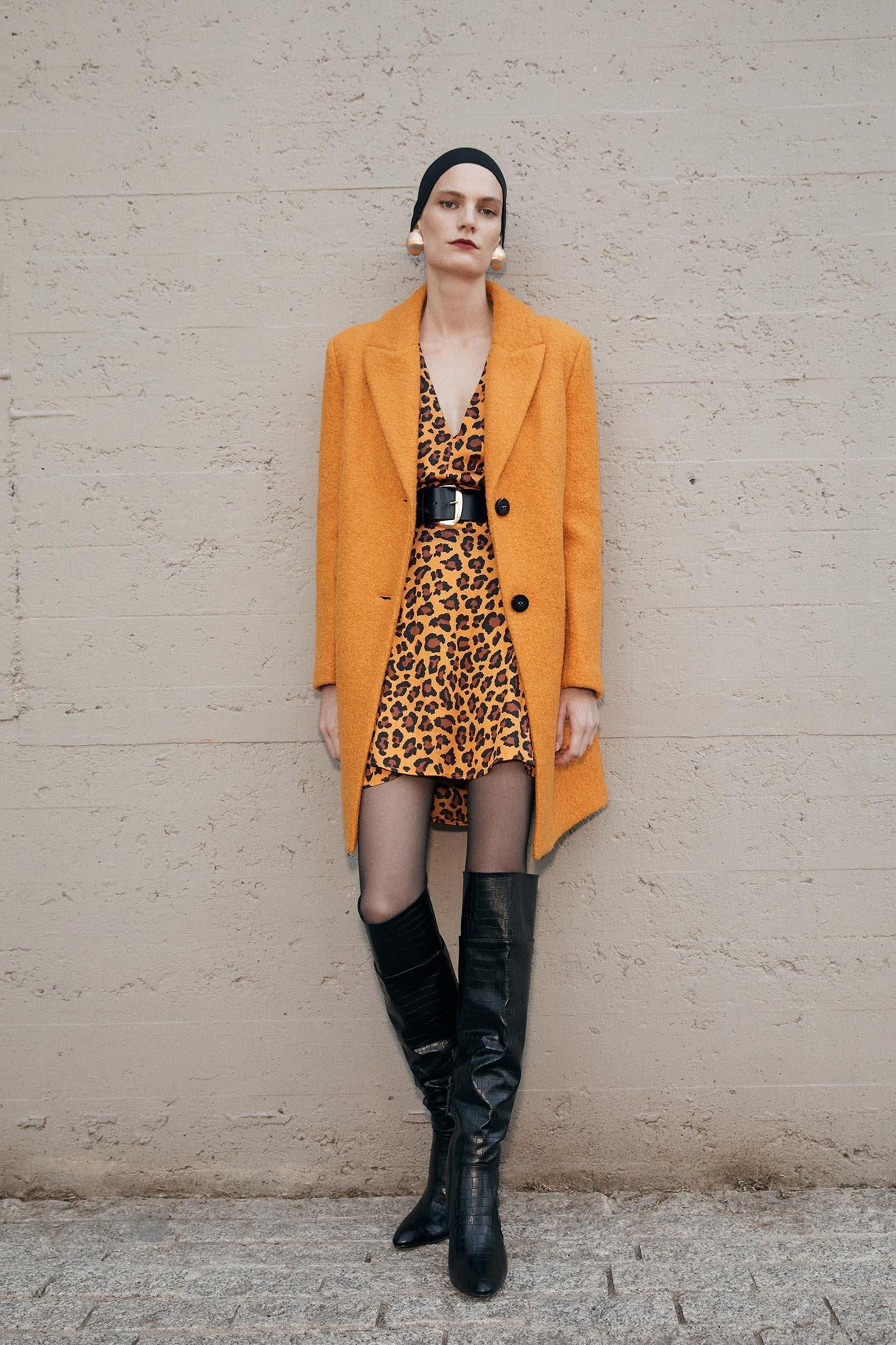 Abrigo naranja de Sfera (59,99 euros).