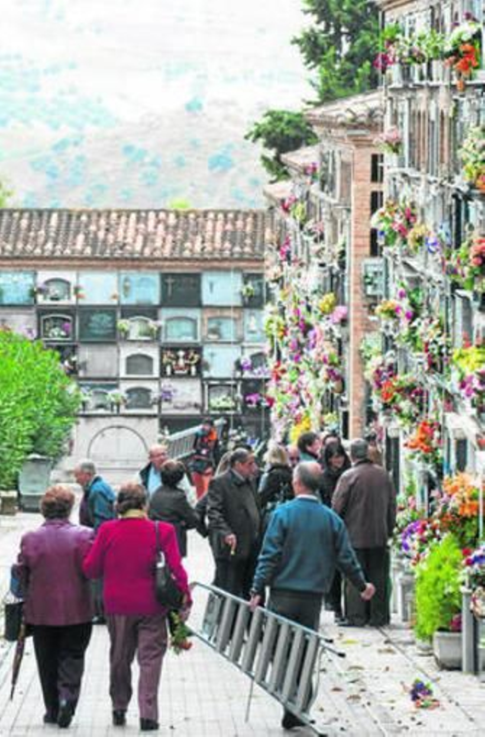 El número de flores crece en el cementerio durante estas fechas.