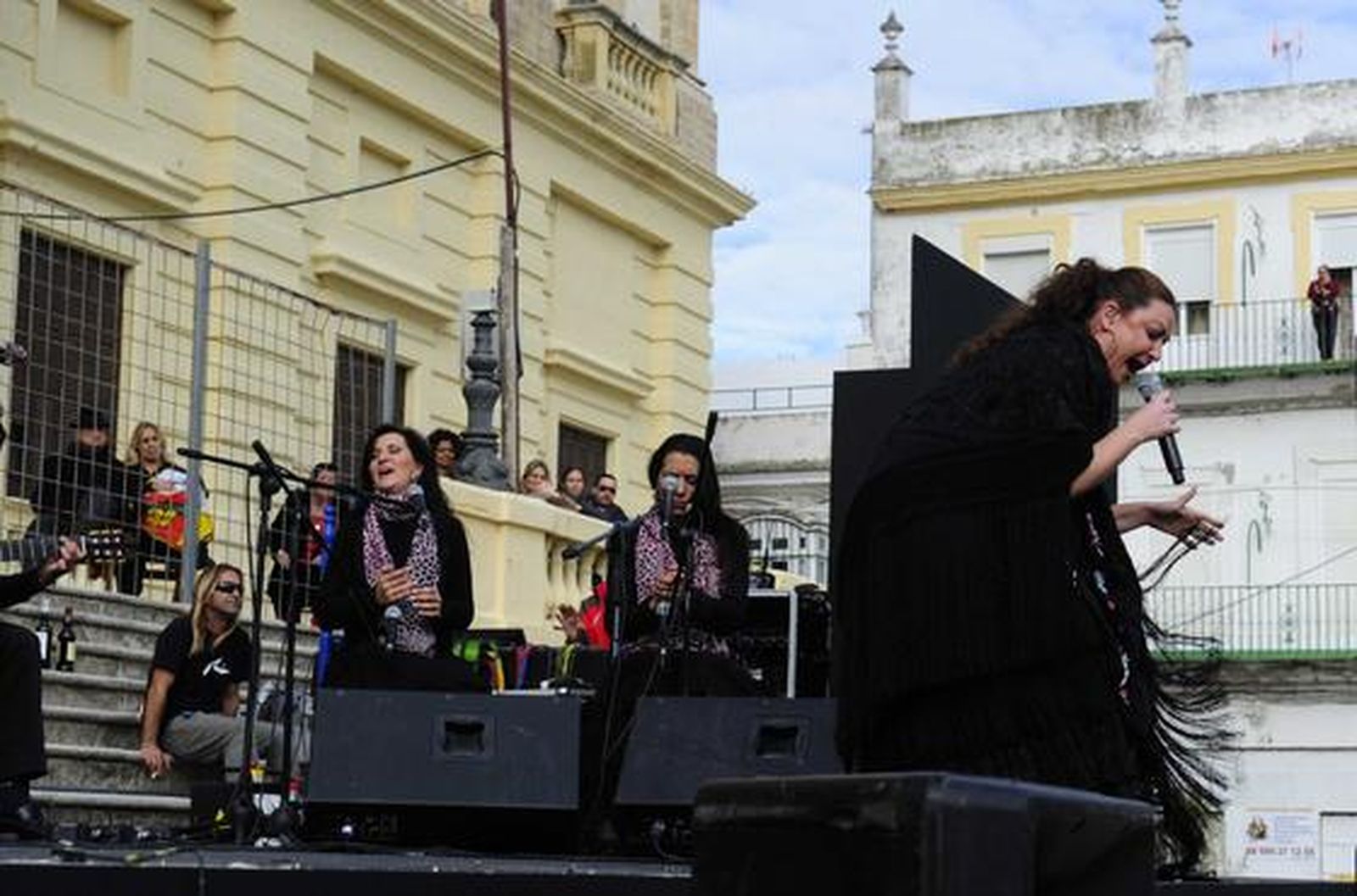 Miles de personas asisten al concierto navideño que Niña Pastori ofreció en la plaza del Rey de San Fernando. 

Foto: Elias Pimentel