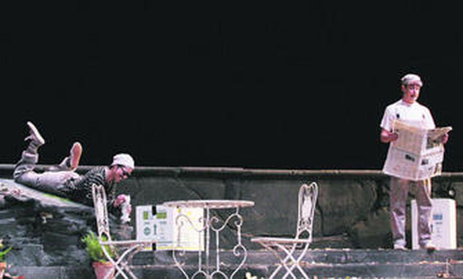 Itxaso González (izquierda) y Roberto Pérez, en su papel de empleados de mudanza, en la obra de Alonso de Santos.