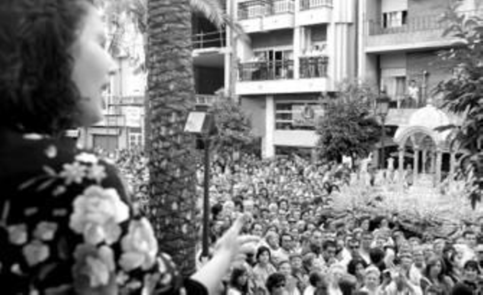 1. Durante el recorrido fueron muchos los que le cantaron a la Virgen 2. Las ofrendas de flores se sucedieron continuamente. 3. Una gran multitud presenció la salida en la Merced 4. El Coro de Huelva cantándole a La Cinta 5. Los capataces de la Patrona. 6. Momento de la ofrenda en la Universidad.
