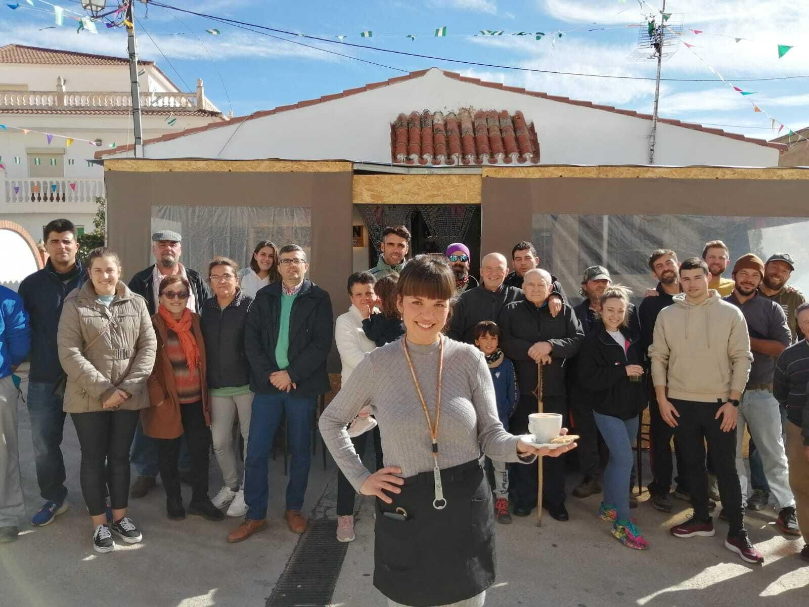 Noelia reabre el único bar de Yátor, un pequeño anejo de la Alpujarra de Granada