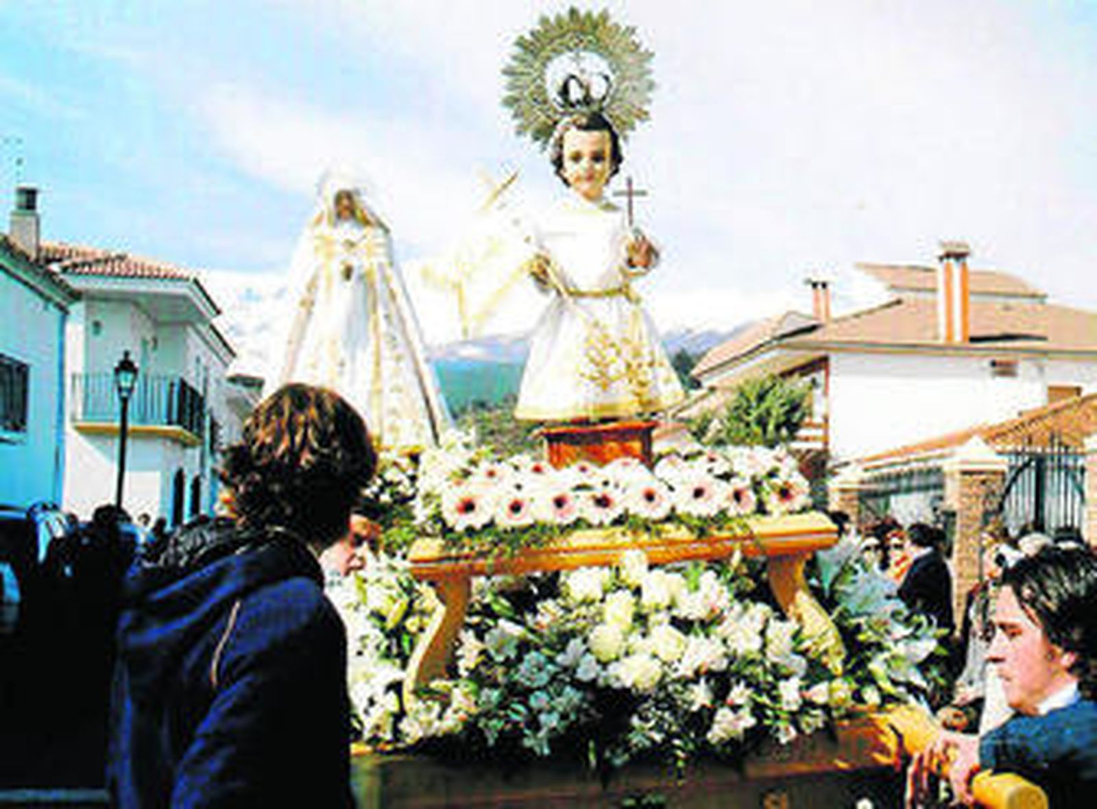 El Niño Jesús antecede a la Virgen en presencia de los bandereros.