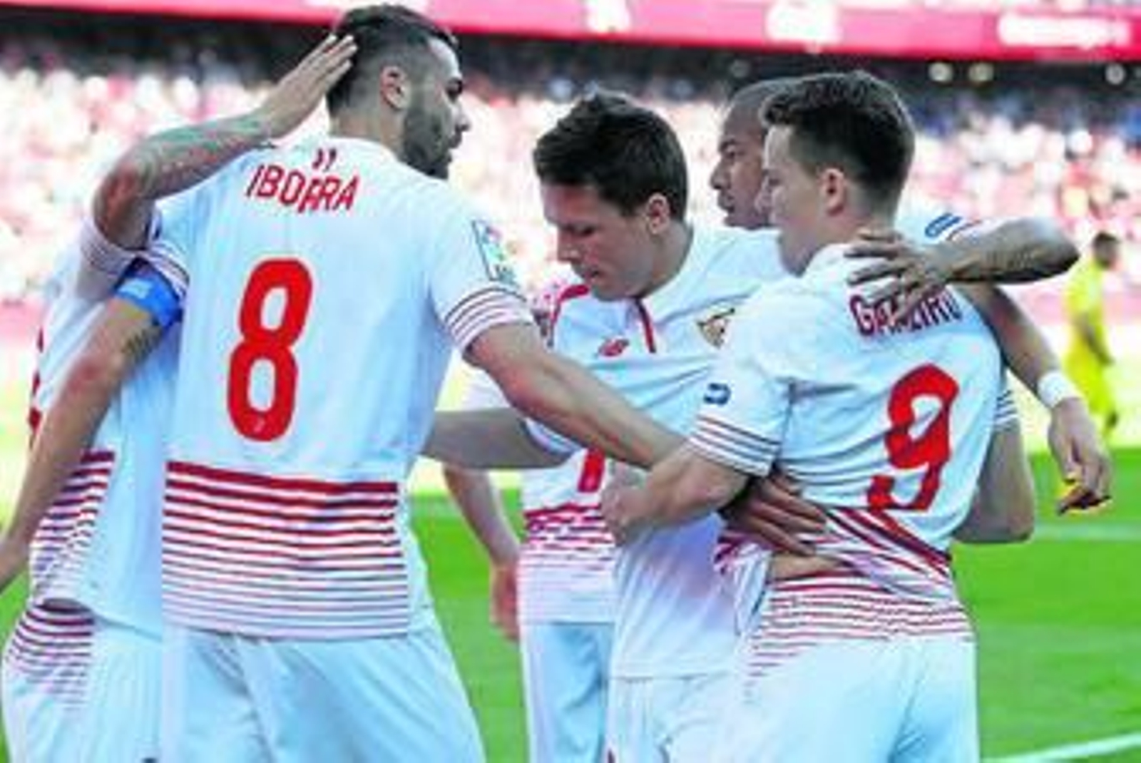 Konoplyanka, en el centro de la piña tras el gol inicial de Iborra.